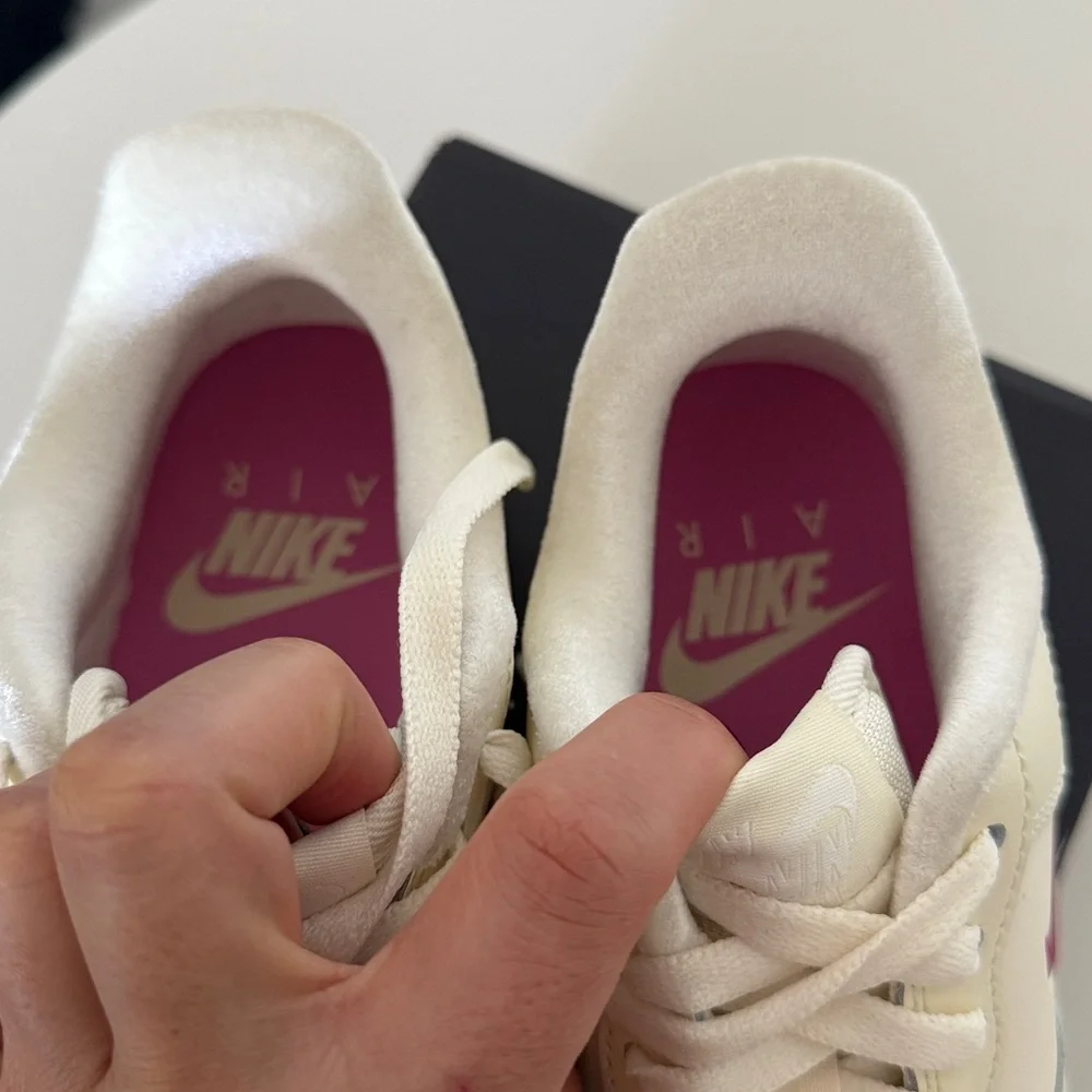 Nike Air Force 1‎ Women's Sneakers - Cream and Pink